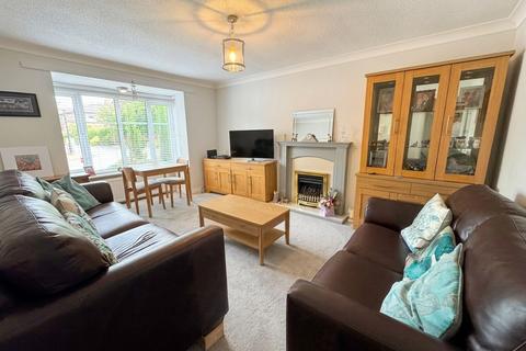 2 bedroom flat for sale, Woodacres Court, Wilmslow, SK9