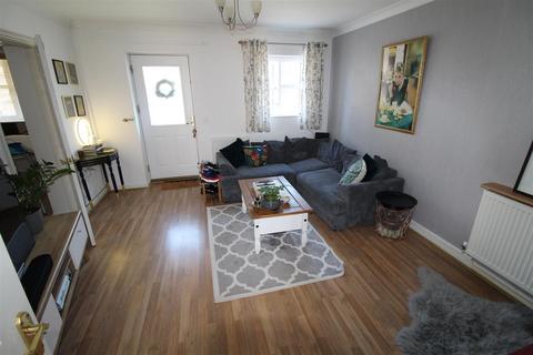 2 bedroom semi-detached house to rent, Sphinx Place, Dunstable