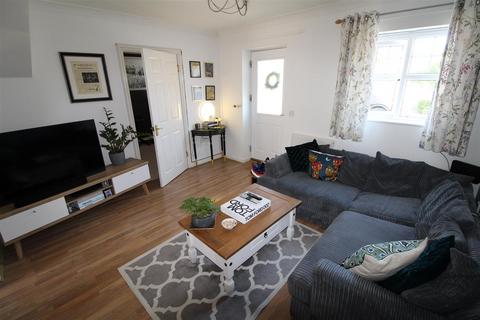 2 bedroom semi-detached house to rent, Sphinx Place, Dunstable