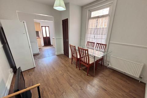 4 bedroom terraced house to rent, May Street, HULL
