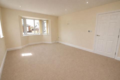 4 bedroom detached house to rent, Hitchin Road, Stotfold, Hitchin, SG5