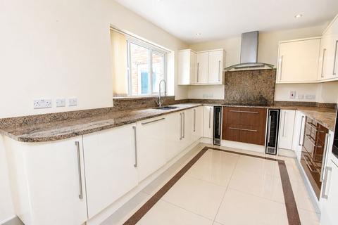 4 bedroom detached house to rent, Hitchin Road, Stotfold, Hitchin, SG5