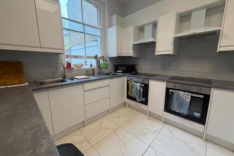 Studio to rent, London SW8