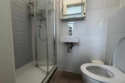 Studio to rent, London SW8