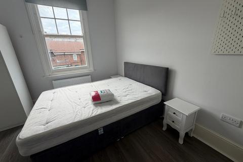Studio to rent, London SW8