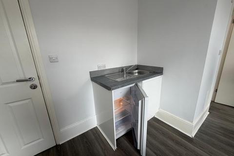 Studio to rent, London SW8