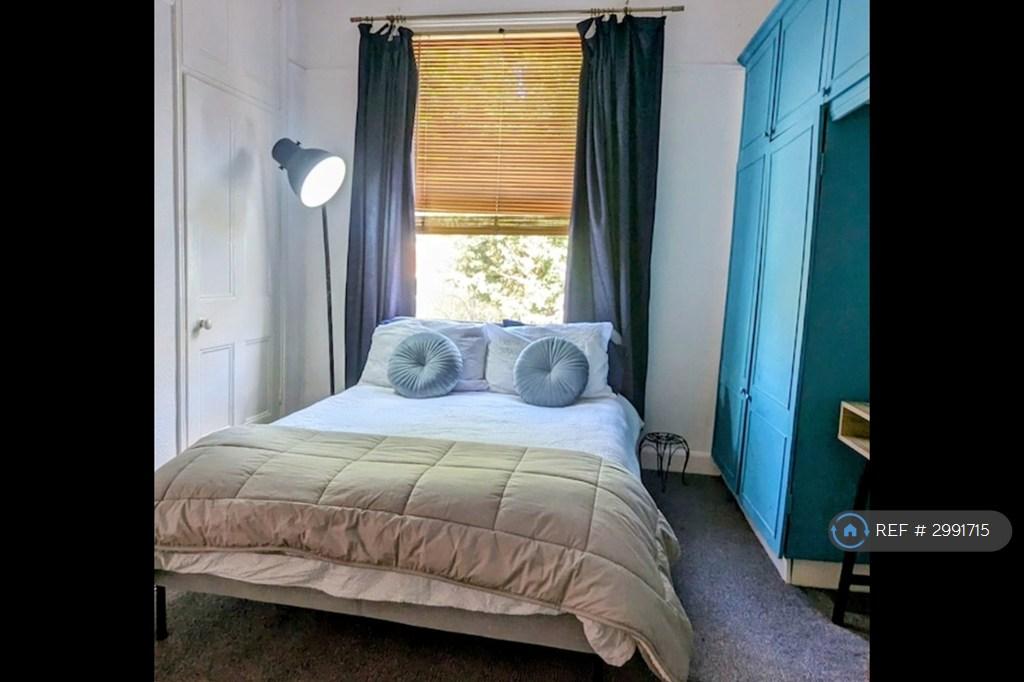 House in Leeds, Headingley Hill, Hyde Park - More