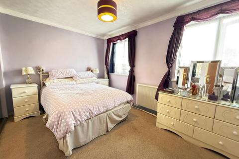 1 bedroom flat for sale, Pittman Gardens, Ilford