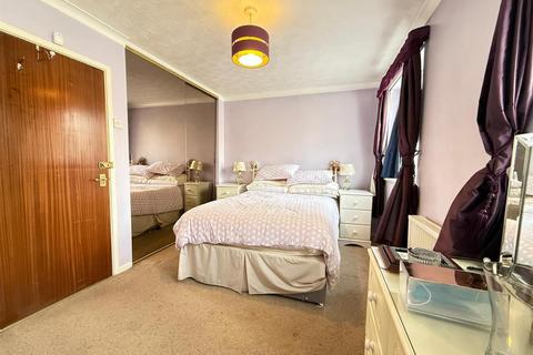 1 bedroom flat for sale, Pittman Gardens, Ilford