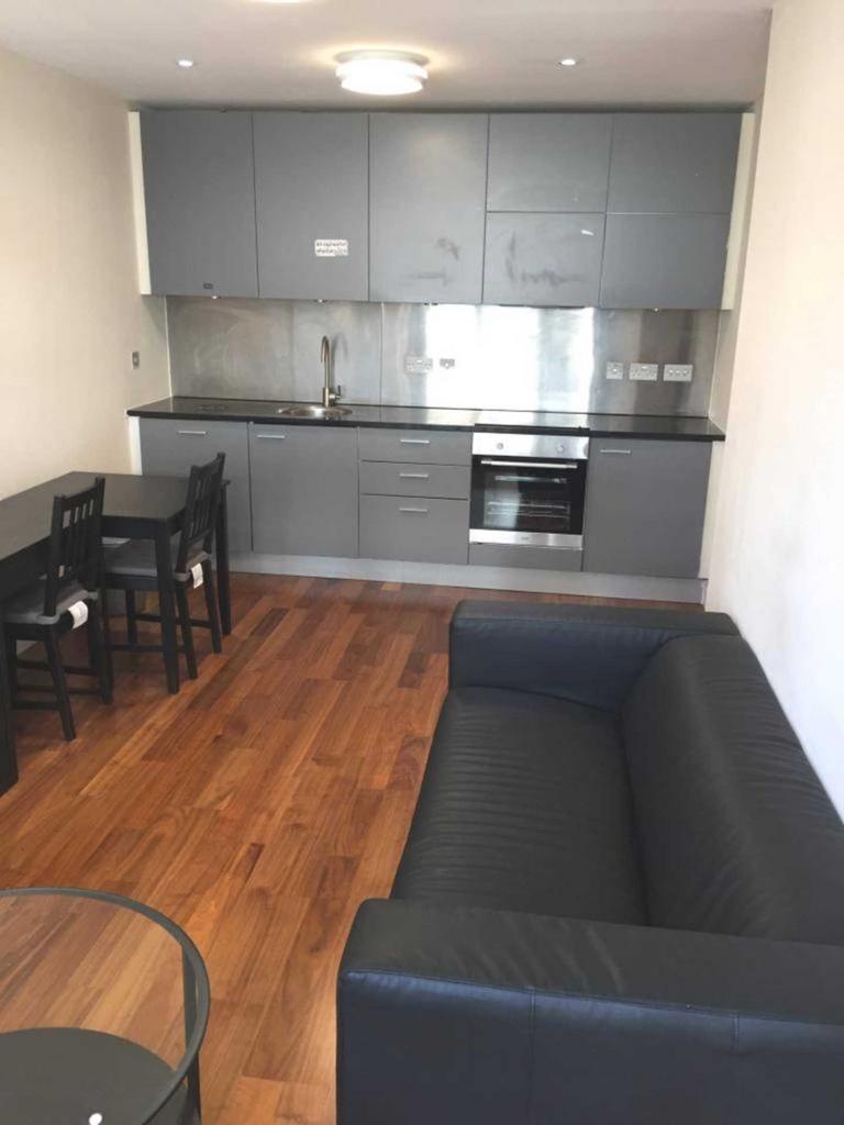 Apartment in Cardiff, Adamsdown - View 2