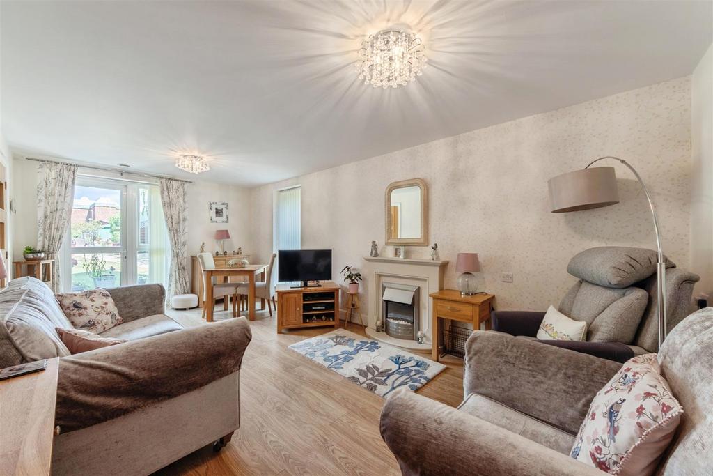 Apartment in Solihull, Shirley - View 2