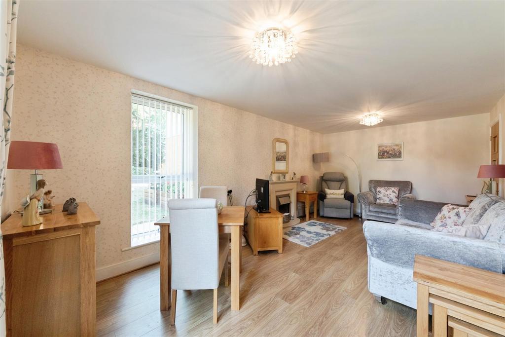Apartment in Solihull, Shirley - View 4