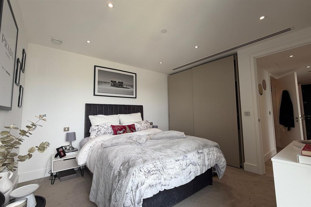 Carrara Tower, City Road, Bollinder Place, London, EC1V - More