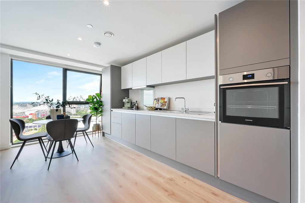 Apartment in Trafford, Old Trafford - View 4