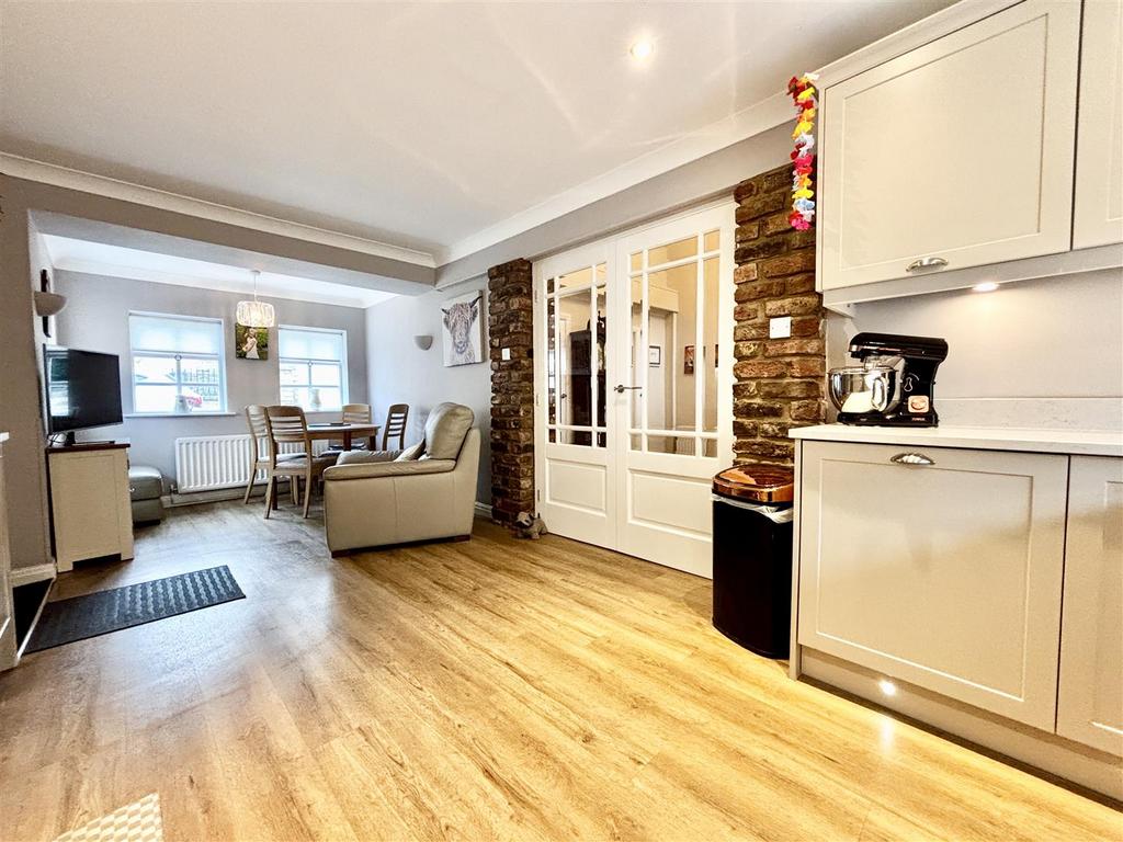 House in Leeds, Barwick in Elmet and Scholes - More