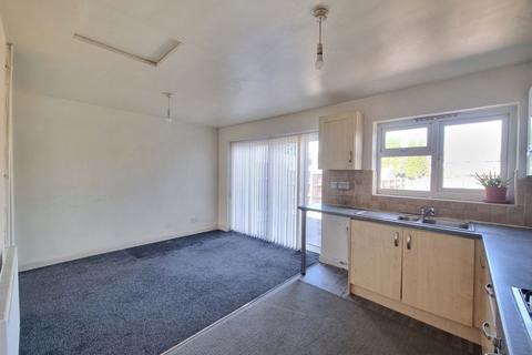 3 bedroom semi-detached house to rent, Kitchener Road, Leicester