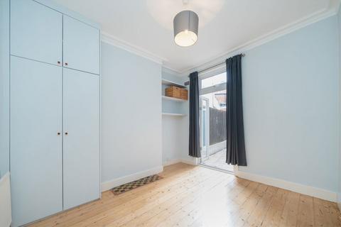 2 bedroom flat to rent, St. Thomas's Road, London NW10