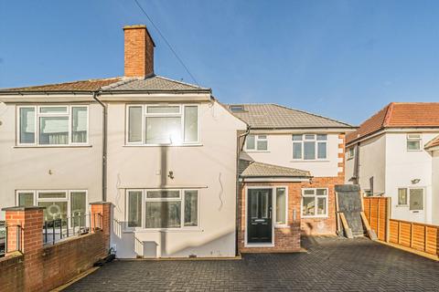 Studio to rent, Wellington Avenue, Hounslow TW3