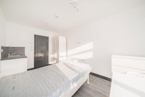 Studio to rent, Wellington Avenue, Hounslow TW3