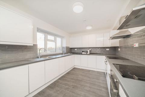 Studio to rent, Wellington Avenue, Hounslow TW3