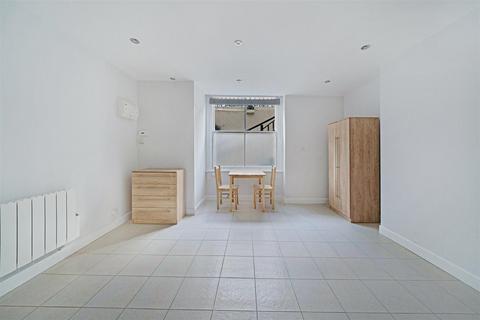 Studio to rent, Devonshire Terrace, London W2
