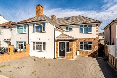 Studio to rent, Wellington Avenue, Hounslow TW3