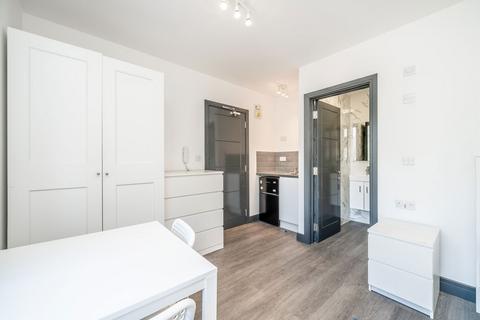 Studio to rent, Wellington Avenue, Hounslow TW3