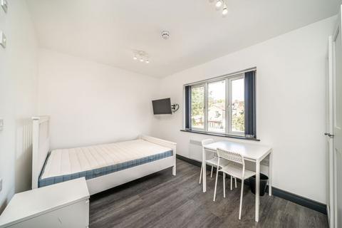 Studio to rent, Wellington Avenue, Hounslow TW3