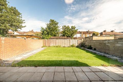 Studio to rent, Wellington Avenue, Hounslow TW3