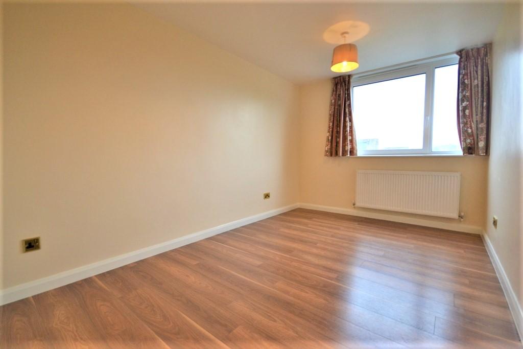 Apartment in London, Amberley Estate, Maida Vale - View 2