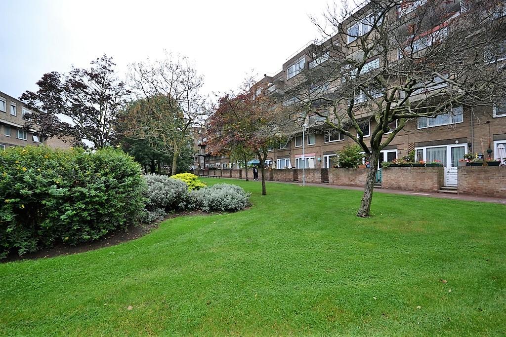 Apartment in London, Amberley Estate, Maida Vale - More