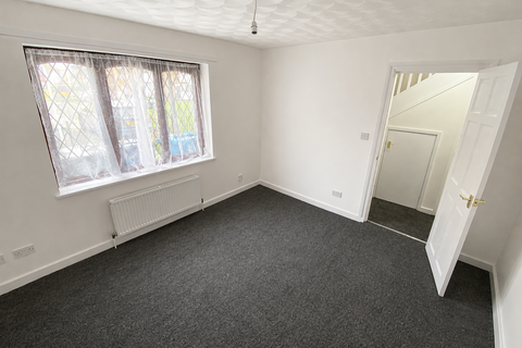 2 bedroom terraced house to rent, Firglades Court, Linnaeus Street, Hull HU3