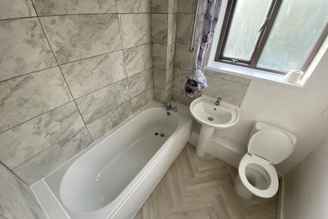 2 bedroom terraced house to rent, Firglades Court, Linnaeus Street, Hull HU3