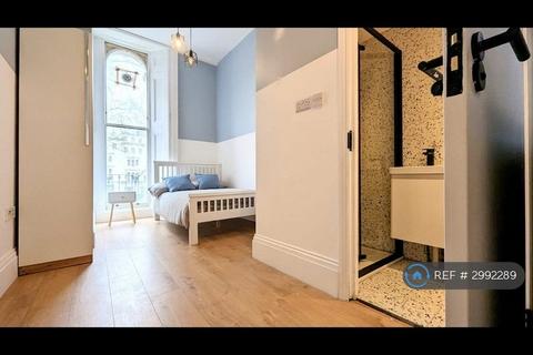 Studio to rent, Kensington Gardens Square, London, W2