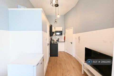 Studio to rent, Kensington Gardens Square, London, W2