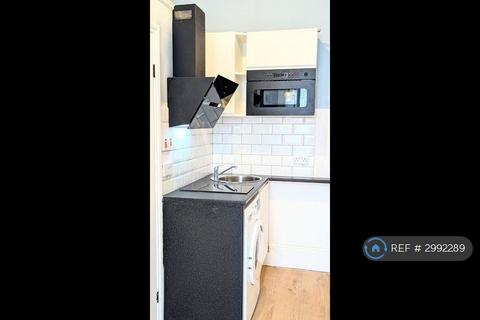Studio to rent, Kensington Gardens Square, London, W2