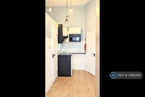 Studio to rent, Kensington Gardens Square, London, W2