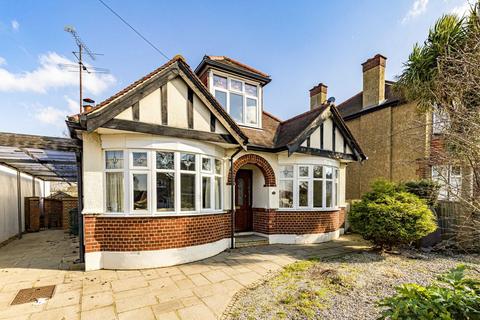 4 bedroom detached house to rent, Grand Avenue, Surbiton KT5
