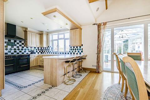 4 bedroom detached house to rent, Grand Avenue, Surbiton KT5