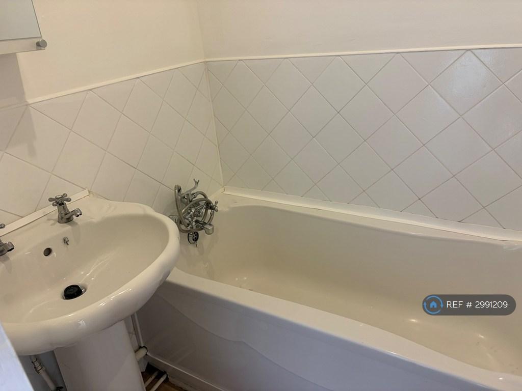 Apartment in Leeds, West Yorkshire - View 5