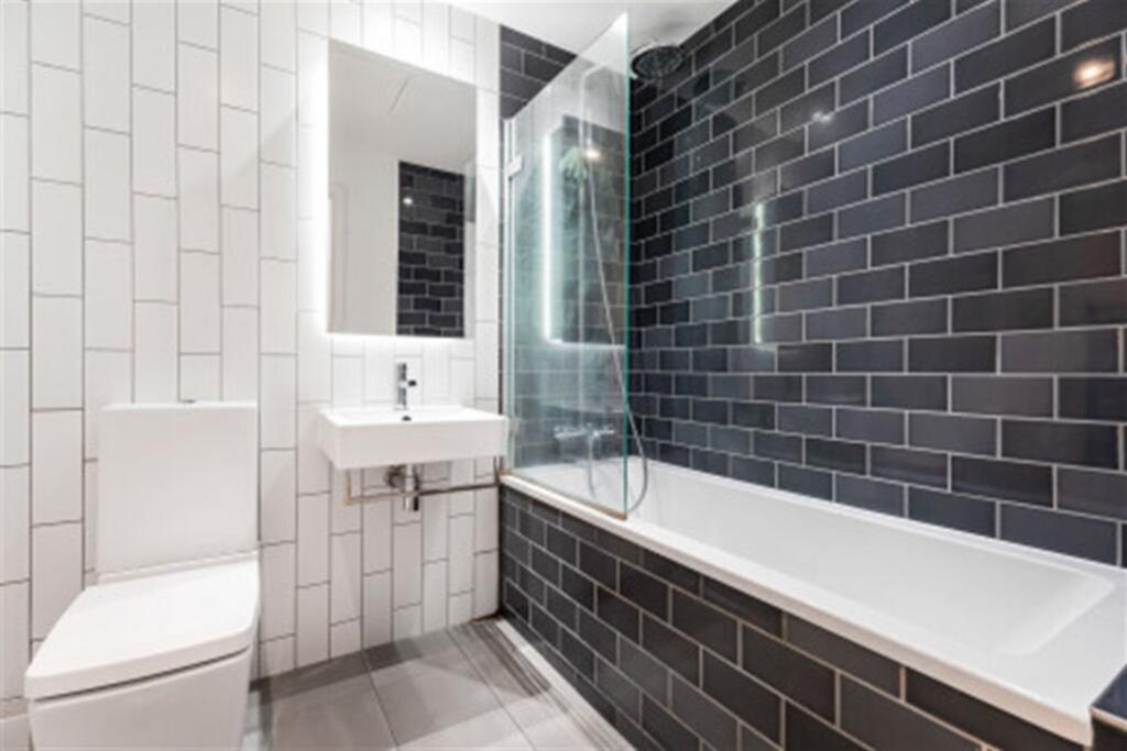 Admiralty Avenue, London, E16 - More