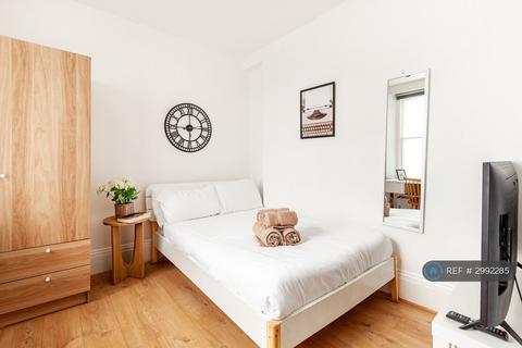 Studio to rent, Kensington Gardens Square, London, W2