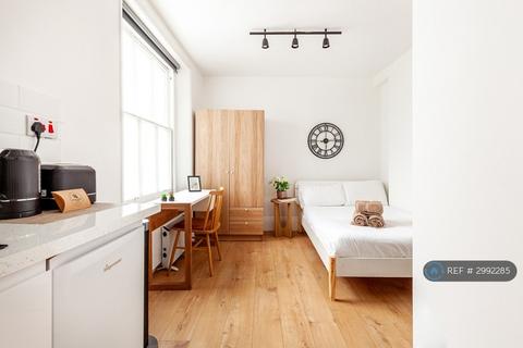 Studio to rent, Kensington Gardens Square, London, W2