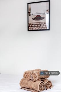 Studio to rent, Kensington Gardens Square, London, W2