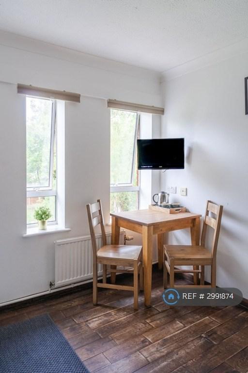 Apartment in London, Brondesbury Park, Brondesbury - View 2