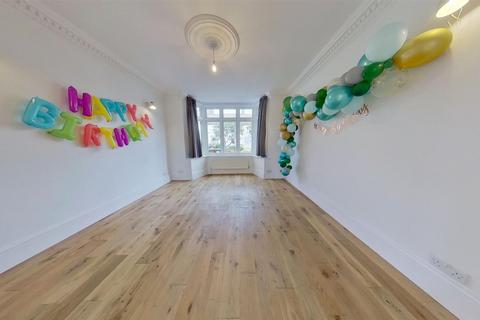 4 bedroom terraced house to rent, Cranleigh Gardens, Barking, IG11