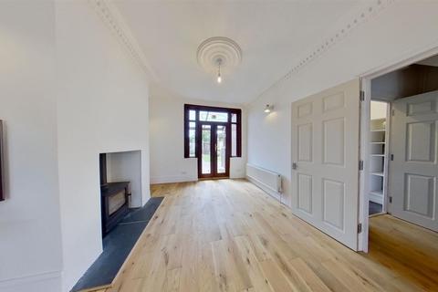 4 bedroom terraced house to rent, Cranleigh Gardens, Barking, IG11