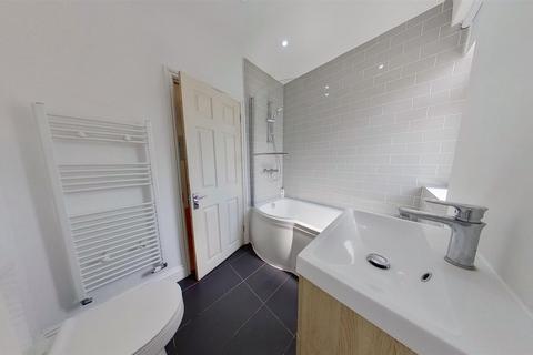 4 bedroom terraced house to rent, Cranleigh Gardens, Barking, IG11