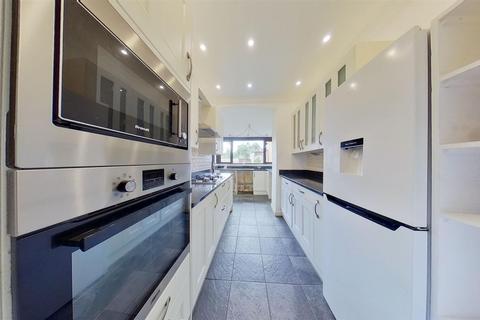 4 bedroom terraced house to rent, Cranleigh Gardens, Barking, IG11