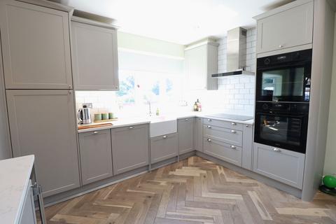 4 bedroom detached house for sale, Weir Gardens, Rayleigh, SS6